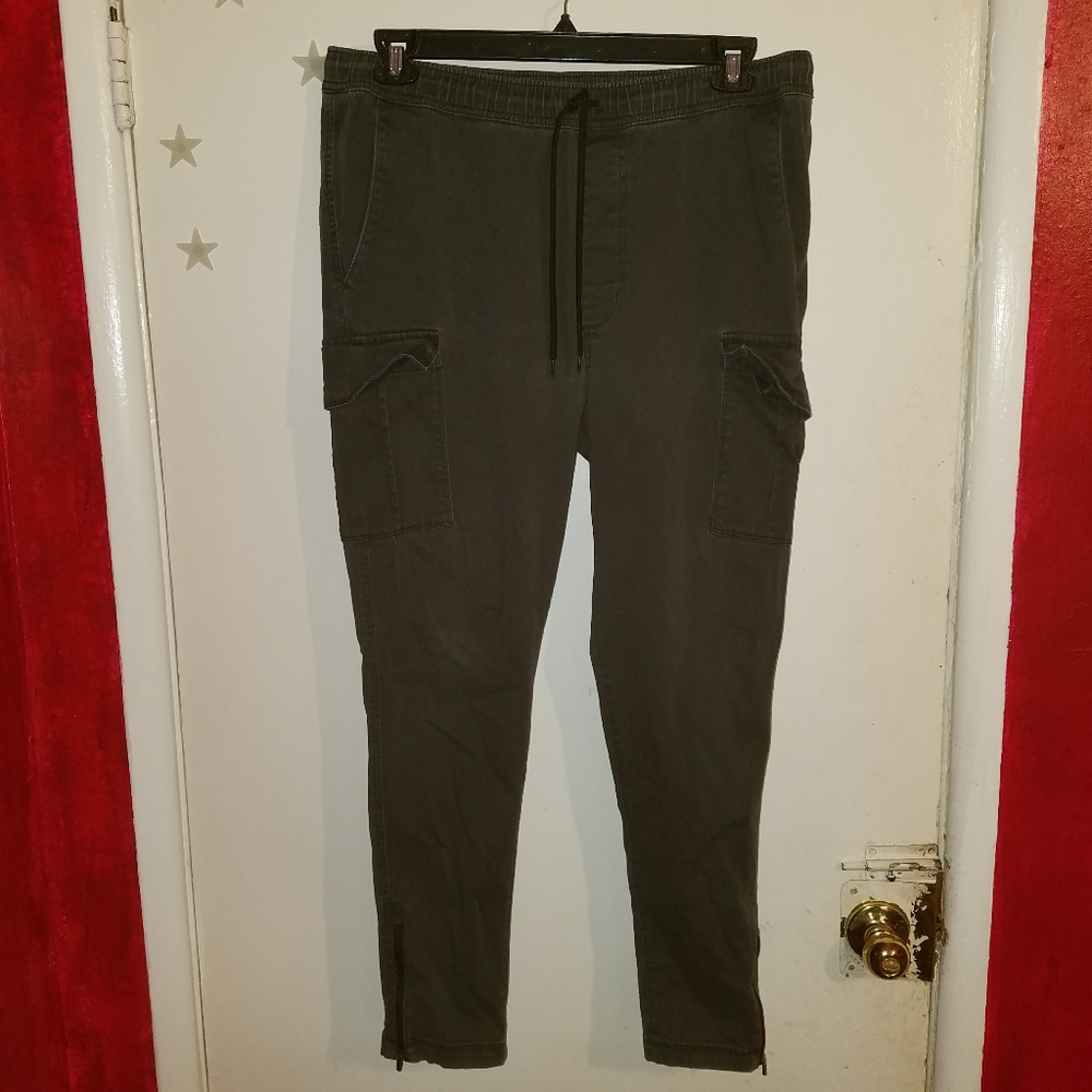 Dark grey tapered men's cargo joggers